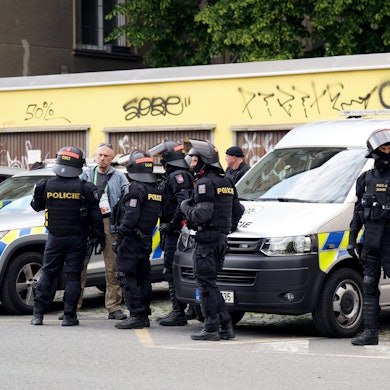 Polizisten stehen vor dem Spiel vor der Fortuna-Arena.