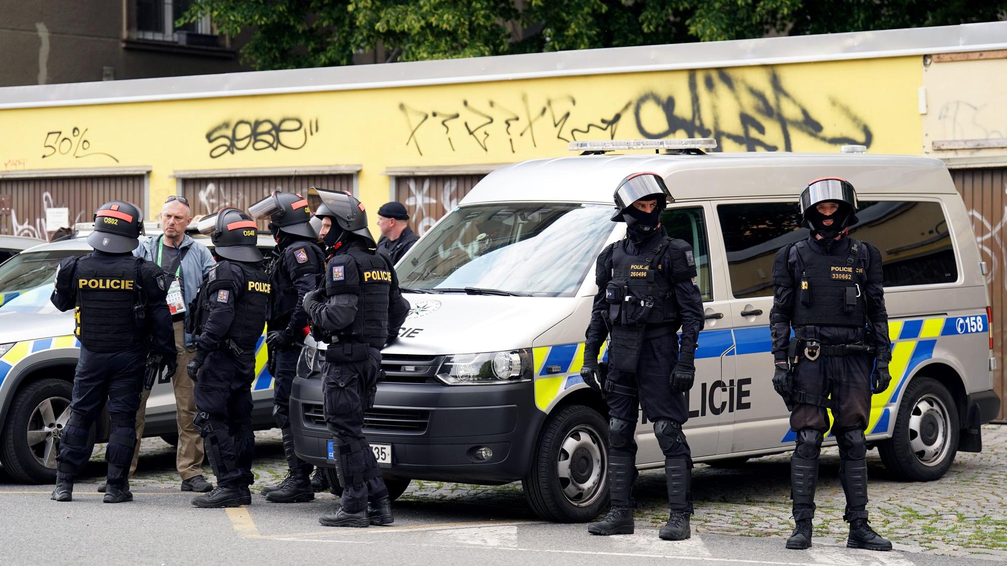 Polizisten stehen vor dem Spiel vor der Fortuna-Arena.