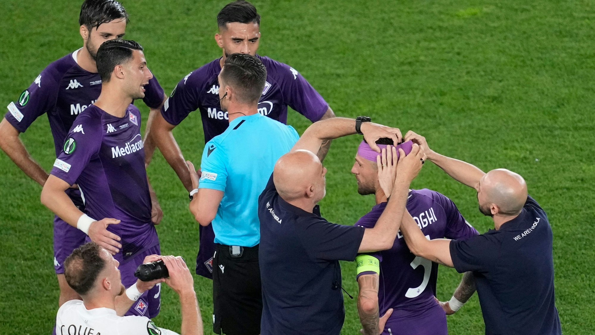 Cristiano Biraghi blutet, nachdem er während des Endspiels der Europa Conference League von einem von der Tribüne geworfenen Gegenstand getroffen wurde.