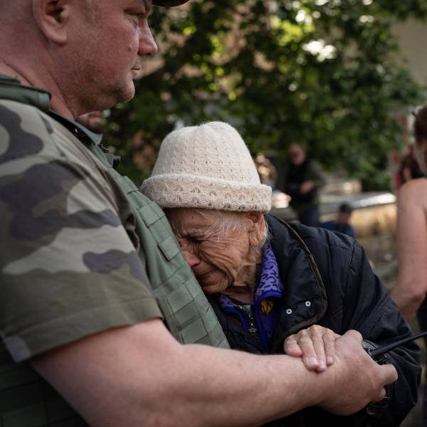 7. Juni 2023, Ukraine, Cherson: Eine Frau weint, als sie aus einem überfluteten Viertel evakuiert wird. Nach der Zerstörung des Kachowka-Staudamms in der Südukraine sind laut Angaben der russischen Besatzer im von ihnen kontrollierten Teil des Gebiets Cherson bis zu 40.000 Menschen von den schweren Überschwemmungen betroffen.