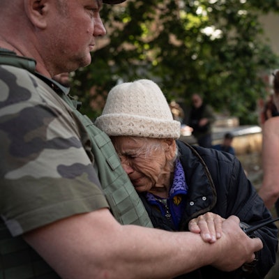 7. Juni 2023, Ukraine, Cherson: Eine Frau weint, als sie aus einem überfluteten Viertel evakuiert wird. Nach der Zerstörung des Kachowka-Staudamms in der Südukraine sind laut Angaben der russischen Besatzer im von ihnen kontrollierten Teil des Gebiets Cherson bis zu 40.000 Menschen von den schweren Überschwemmungen betroffen.