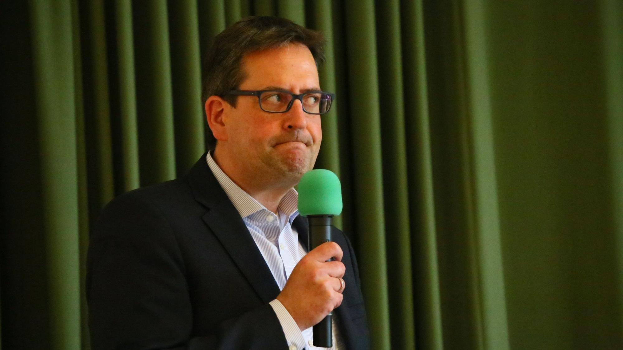Der Bundestagsabgeordneter MdB Markus Herbrand beim FDP-Kreisparteitag 2021 im Kursaal Gemünd.
