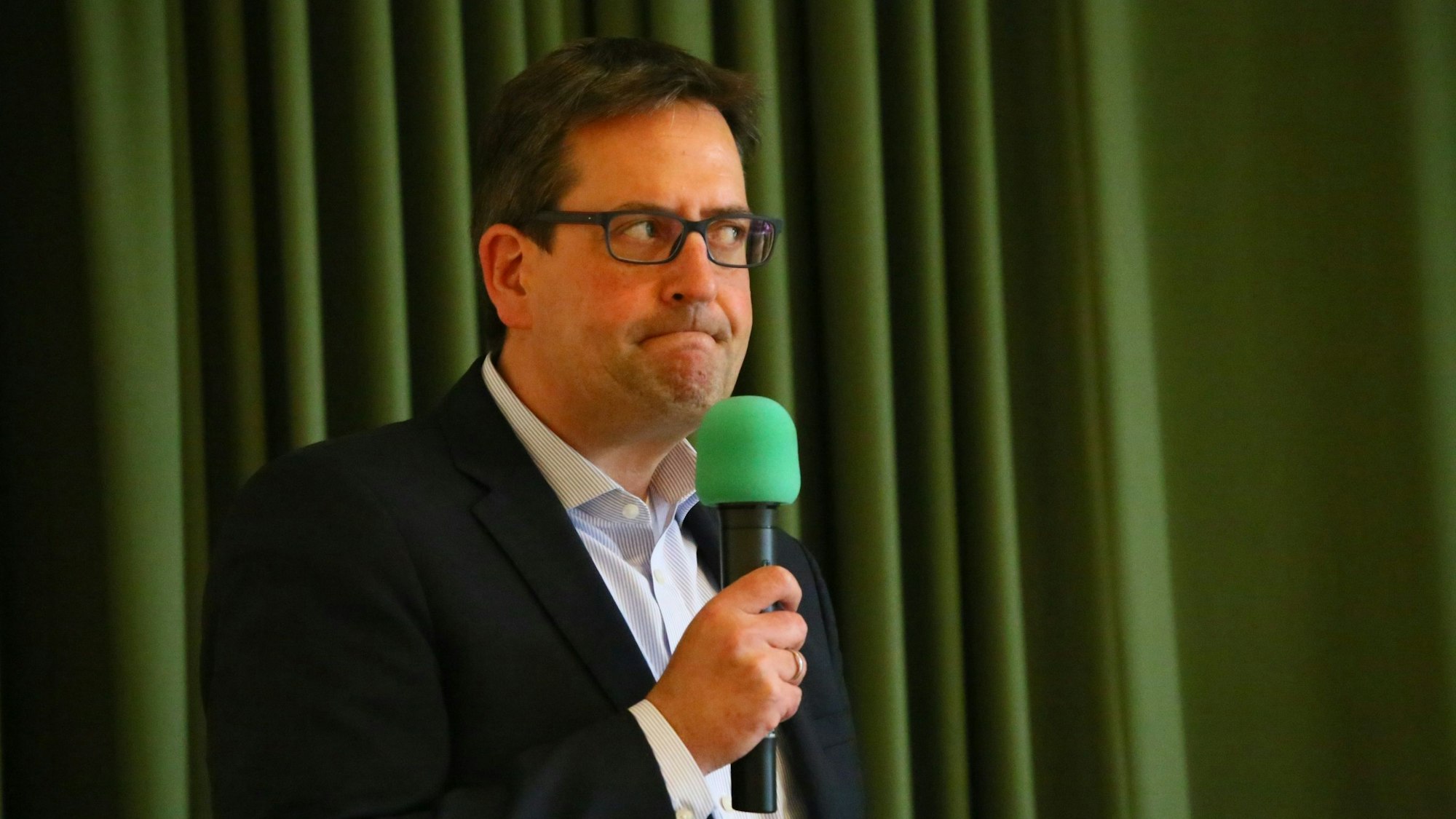 Der Bundestagsabgeordneter MdB Markus Herbrand beim FDP-Kreisparteitag 2021 im Kursaal Gemünd.
