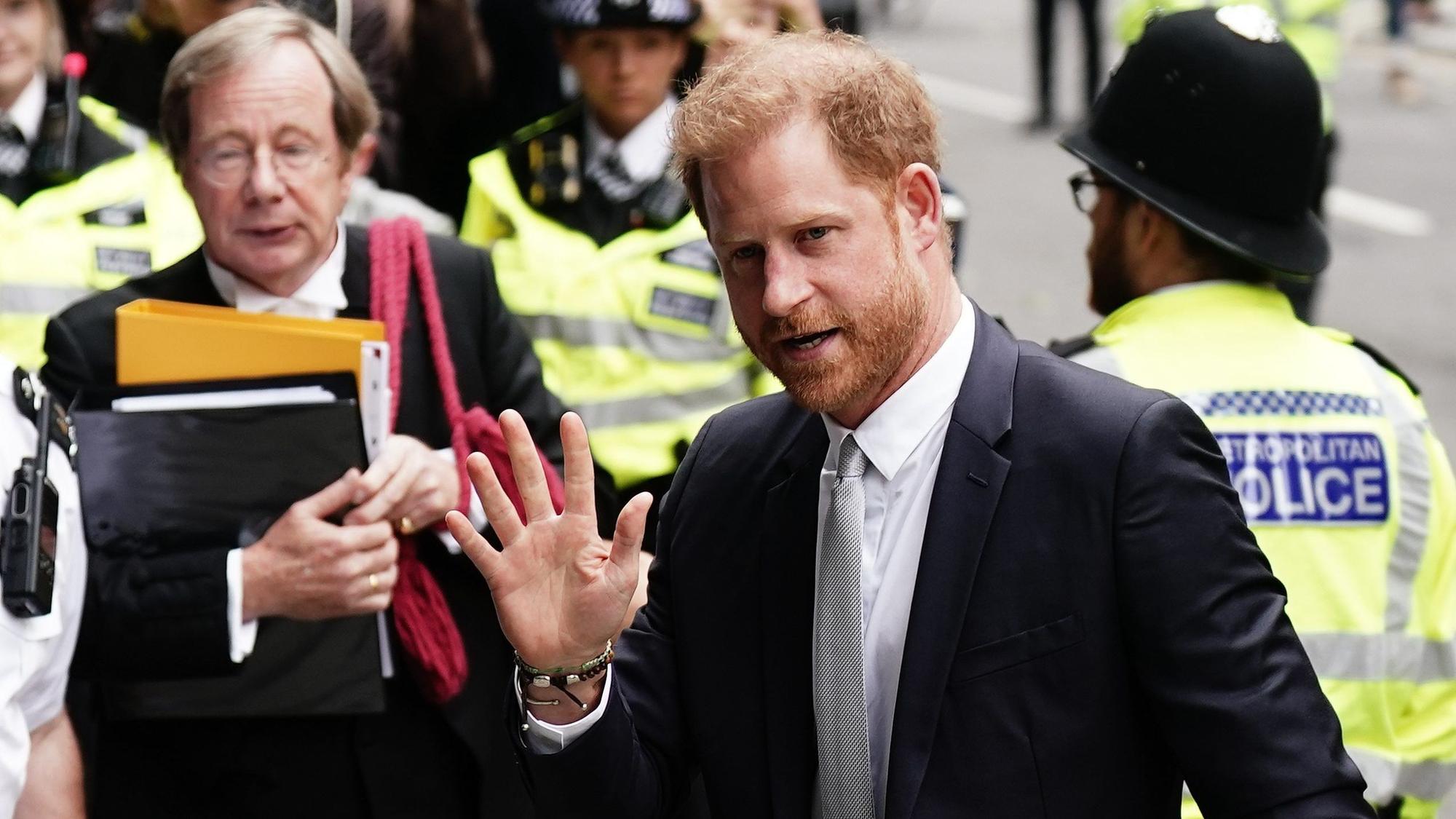 07.06.2023, Großbritannien, London: Prinz Harry, Herzog von Sussex, trifft in den Rolls Buildings ein, um im Bespitzelungsprozess gegen den britischen Verlag Mirror Group Newspapers (MGN) auszusagen.
