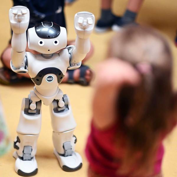 Ein Roboter macht den Kindern Bewegungsübungen vor.