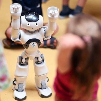 Ein Roboter macht den Kindern Bewegungsübungen vor.