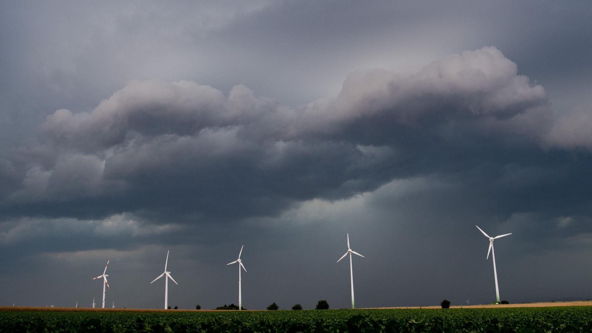 Eine Unwetterfront mit Starkregen und Sturmböen