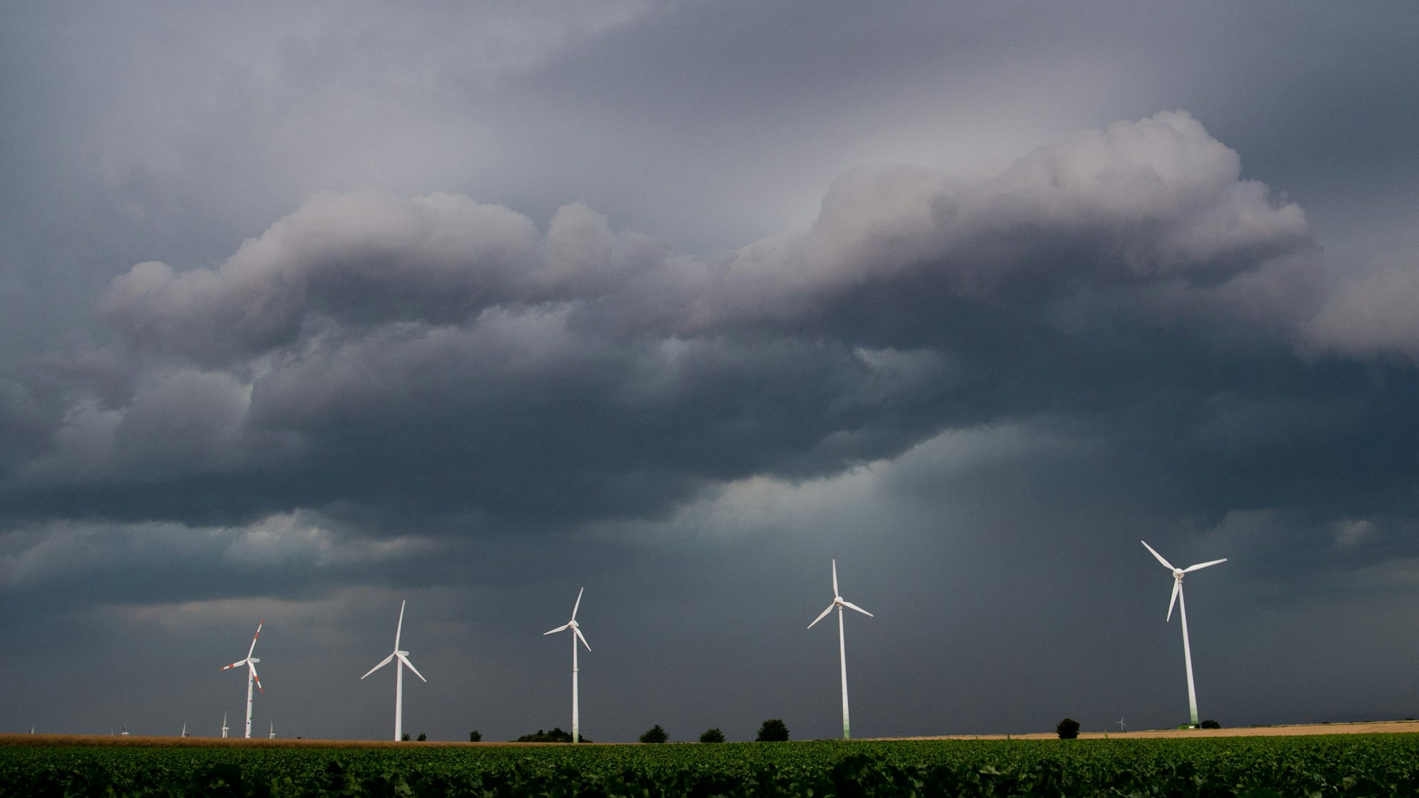 Eine Unwetterfront mit Starkregen und Sturmböen