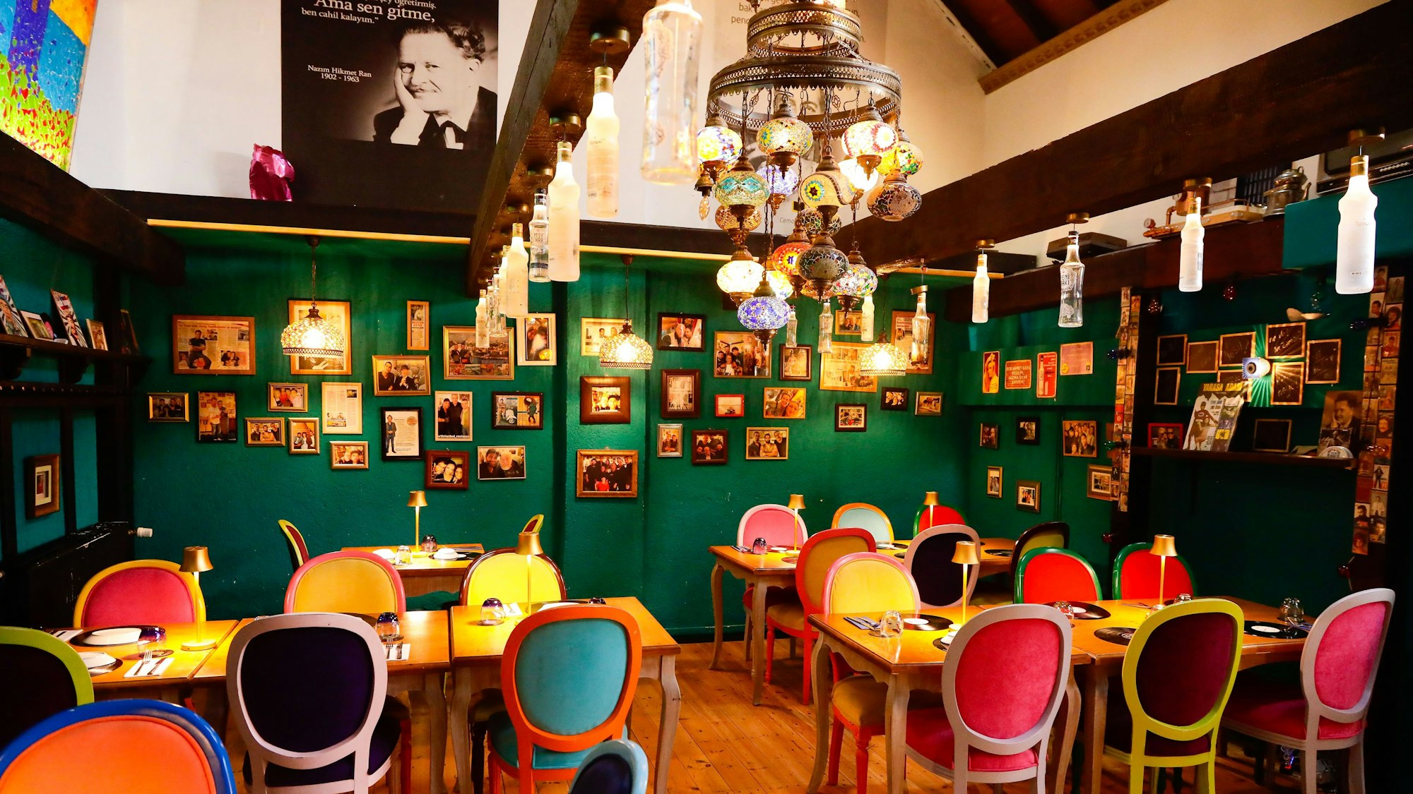 Bunt eingerichtet ist das Restaurant Artistanbul in Köln Zündorf am Burgweg.