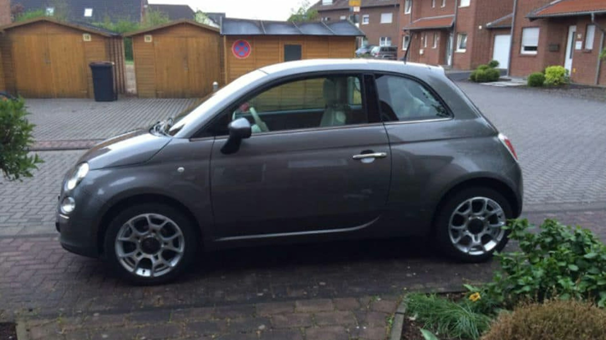 Das Foto zeigt den gestohlenen Fiat 500.