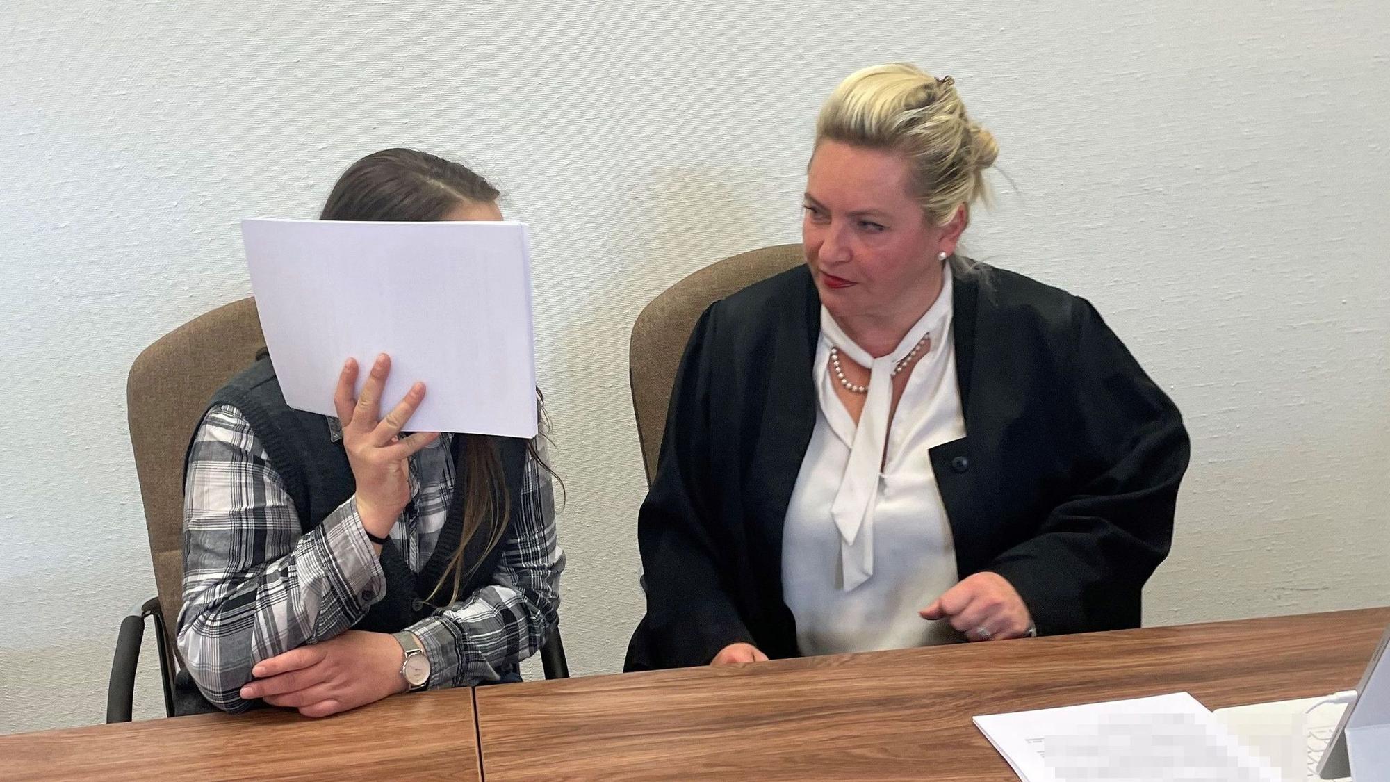 Die Angeklagte mit ihrer Verteidigerin Harriet Krüger beim Prozess im Kölner Landgericht.