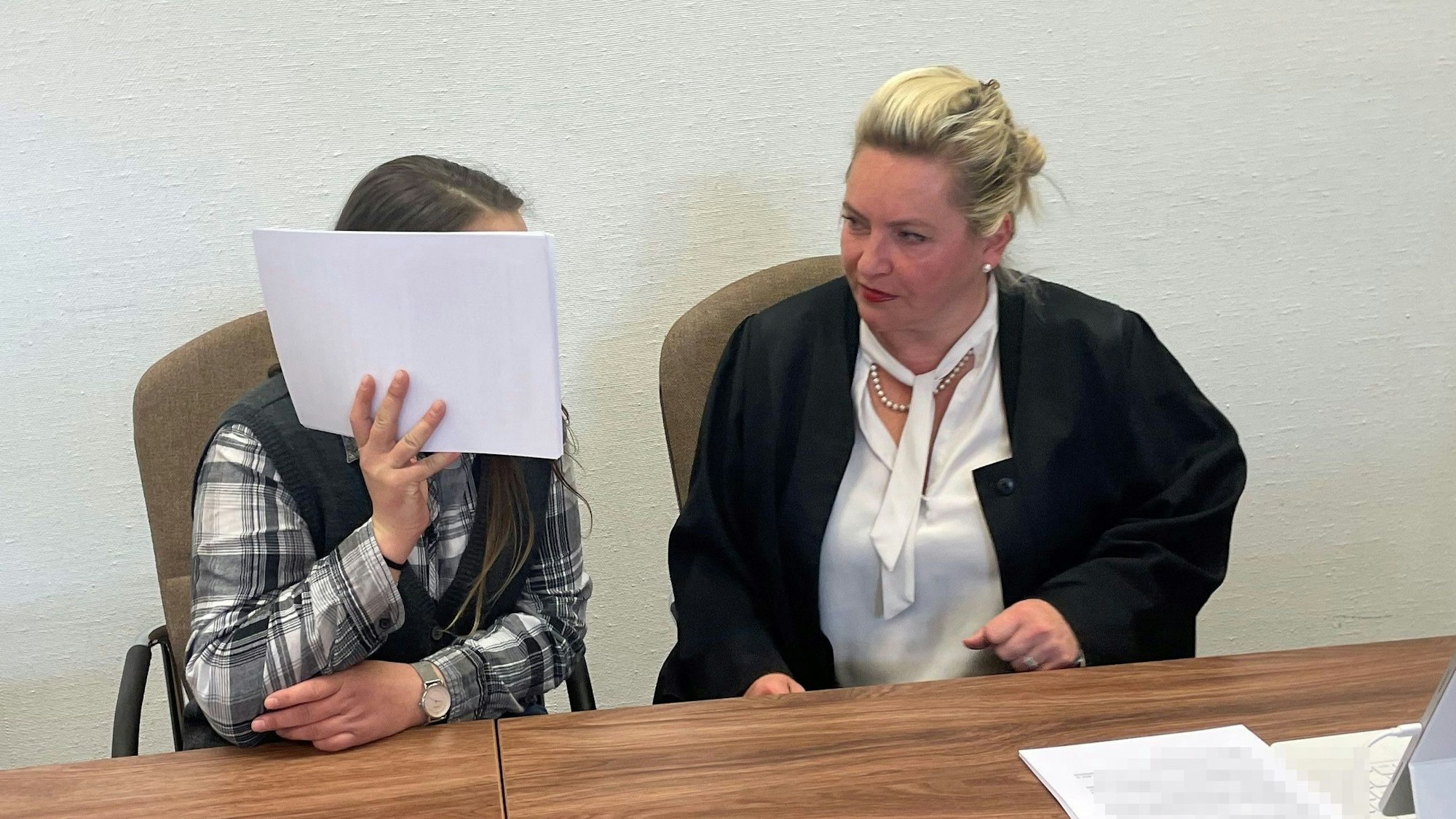 Die Angeklagte mit ihrer Verteidigerin Harriet Krüger beim Prozess im Kölner Landgericht.