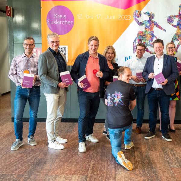 Landrat Markus Ramers und die anderen Protagonisten präsentieren im Kreishaus das Programm der inklusiven Sportwoche.