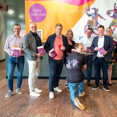 Landrat Markus Ramers und die anderen Protagonisten präsentieren im Kreishaus das Programm der inklusiven Sportwoche.