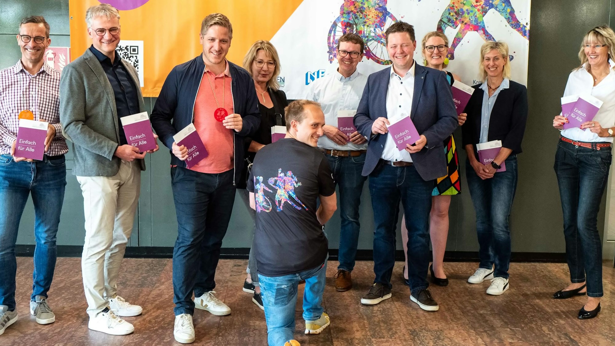 Landrat Markus Ramers und die anderen Protagonisten präsentieren im Kreishaus das Programm der inklusiven Sportwoche.