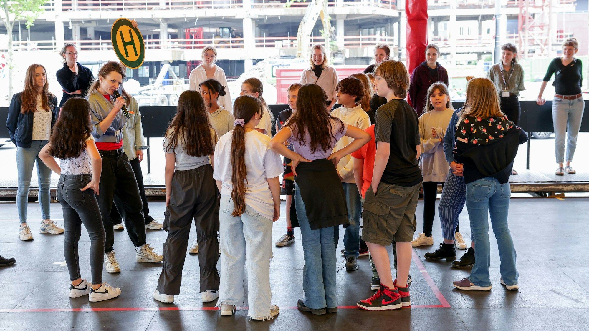 Performance Gruppe Turbo Pascal zeigt Darbietung "Verkehrte Welt - Ein Konfrontationsraum im Autoscooter".