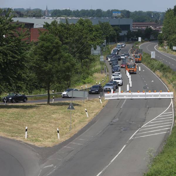 Von einer vierspurigen Straße werden Autos in Königswinter abgeleitet. Zwei Spuren sind gesperrt.