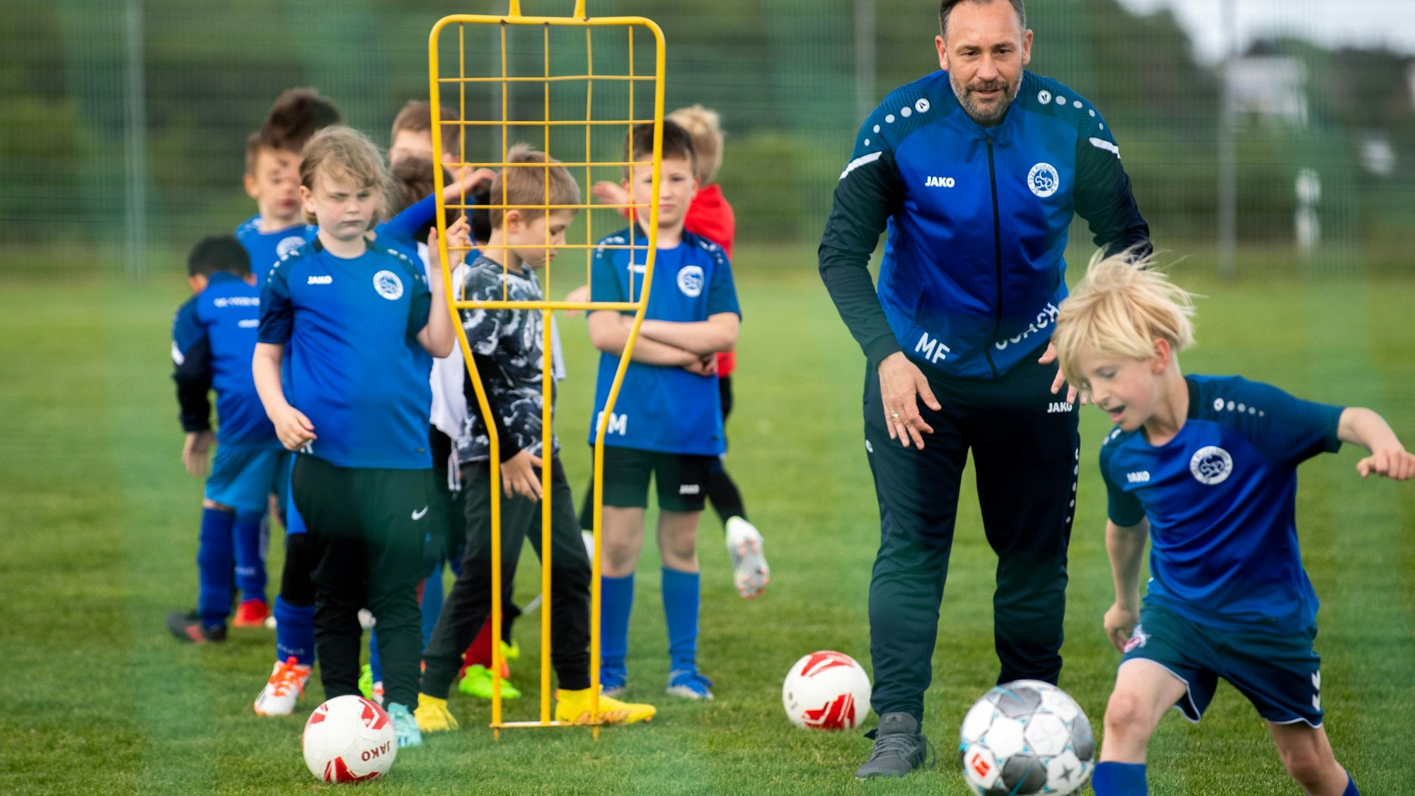Auf dem Bild ist Roitzheims Trainer Marc Forst zu sehen, der seine Mannschaft trainiert.