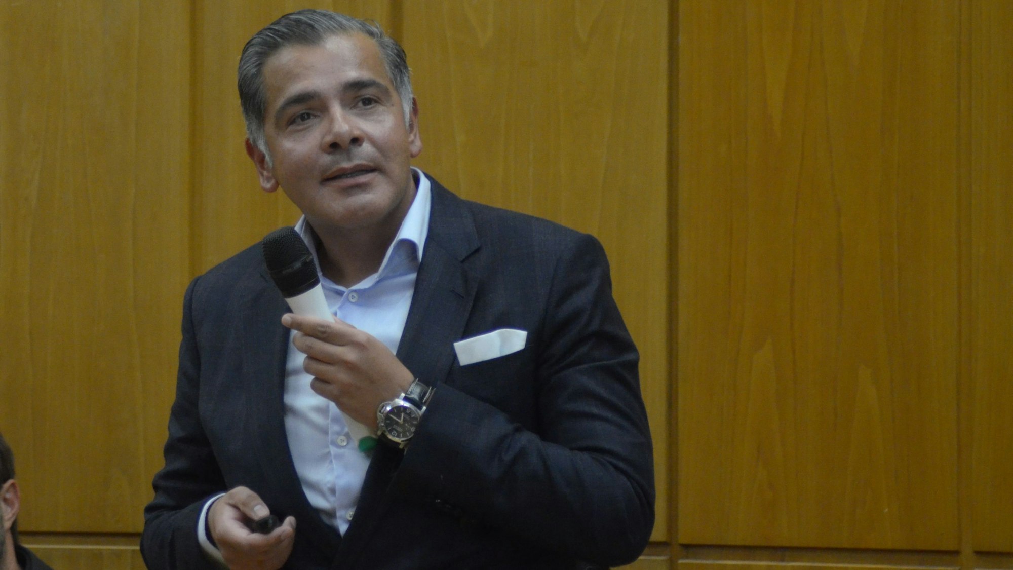 Das Bild zeigt Andreas Schultz, der ein Mikrofon in der Hand hält und im Ausschuss die Pläne der Stiftung Marien-Hospital vorstellt.