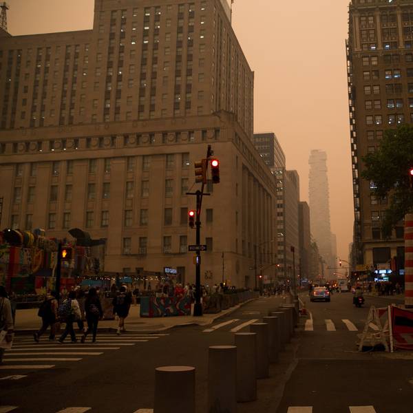 07.06.2023, USA, New York: Dunst hängt im Himmel über Manhattan. Der Rauch zahlreicher schwerer Waldbrände in Kanada hat Teile der US-Ostküste eingehüllt und in der Millionenmetropole New York für die schlechteste Luftqualität seit Jahrzehnten gesorgt. Die Schwaden Hunderter Feuer im Osten Kanadas zogen in südliche Richtung und führten unter anderem in New York zu einem dichten, nebligen Schleier und einer zeitweise orangenen Färbung des Himmels. Foto: Vanessa Carvalho/ZUMA Press Wire/dpa +++ dpa-Bildfunk +++