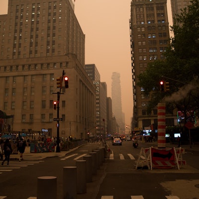 07.06.2023, USA, New York: Dunst hängt im Himmel über Manhattan. Der Rauch zahlreicher schwerer Waldbrände in Kanada hat Teile der US-Ostküste eingehüllt und in der Millionenmetropole New York für die schlechteste Luftqualität seit Jahrzehnten gesorgt. Die Schwaden Hunderter Feuer im Osten Kanadas zogen in südliche Richtung und führten unter anderem in New York zu einem dichten, nebligen Schleier und einer zeitweise orangenen Färbung des Himmels. Foto: Vanessa Carvalho/ZUMA Press Wire/dpa +++ dpa-Bildfunk +++