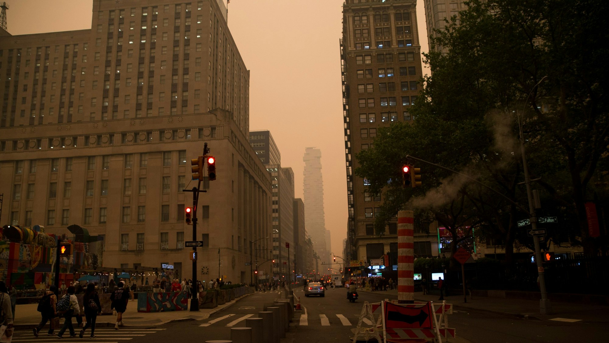 07.06.2023, USA, New York: Dunst hängt im Himmel über Manhattan. Der Rauch zahlreicher schwerer Waldbrände in Kanada hat Teile der US-Ostküste eingehüllt und in der Millionenmetropole New York für die schlechteste Luftqualität seit Jahrzehnten gesorgt. Die Schwaden Hunderter Feuer im Osten Kanadas zogen in südliche Richtung und führten unter anderem in New York zu einem dichten, nebligen Schleier und einer zeitweise orangenen Färbung des Himmels. Foto: Vanessa Carvalho/ZUMA Press Wire/dpa +++ dpa-Bildfunk +++