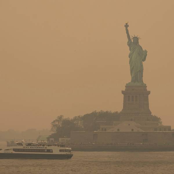 Die Freiheitsstatue ist in Dunst gehüllt. Der Rauch zahlreicher schwerer Waldbrände in Kanada hat Teile der US-Ostküste eingehüllt und in der Millionenmetropole New York für die schlechteste Luftqualität seit Jahrzehnten gesorgt.
