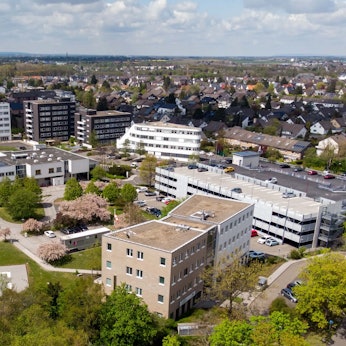 Ein Luftbild zeigt die Gebäude des Marien-Hospitals, im Hintergrund Teile der Euskirchener Kernstadt.