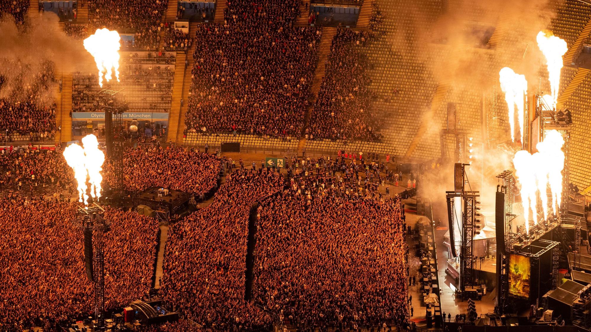 dpatopbilder - 07.06.2023, Bayern, München: Tausende Zuschauer verfolgen das Konzert der Band Rammstein im Olympiastadion. Rammstein spielen in München am 07. + 08. + 10. + 11.06.2023 insgesamt vier Konzerte im Rahmen ihrer Europa Stadion Tour. Foto: Sven Hoppe/dpa +++ dpa-Bildfunk +++
