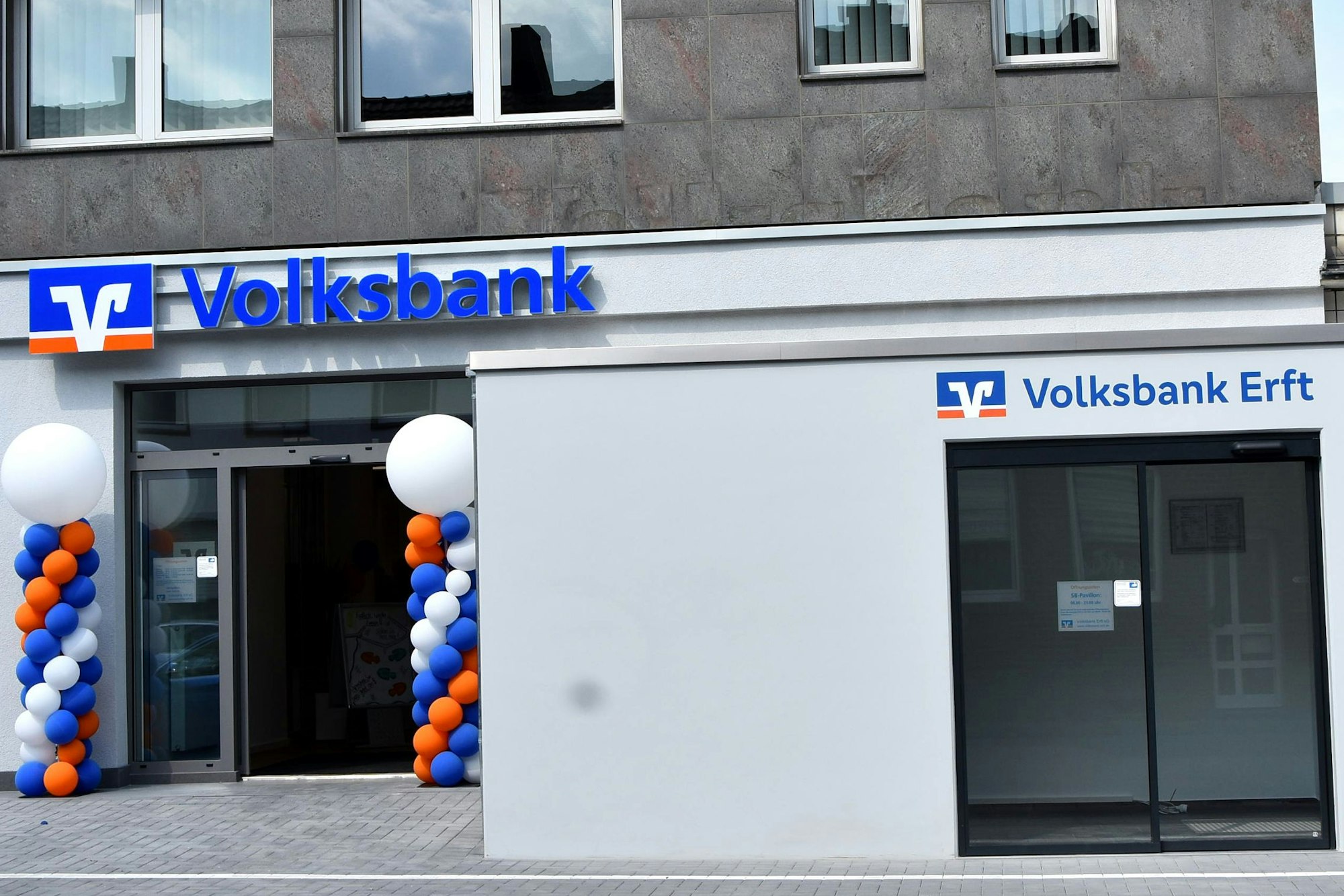 Das Bild zeigt einen Pavillon, in dem ein Geldautomat steht.