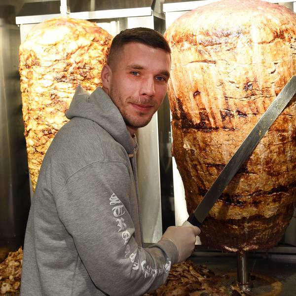 Fußball-Weltmeister Lukas Podolski bei der Eröffnung eines Döner-Ladens in Köln.