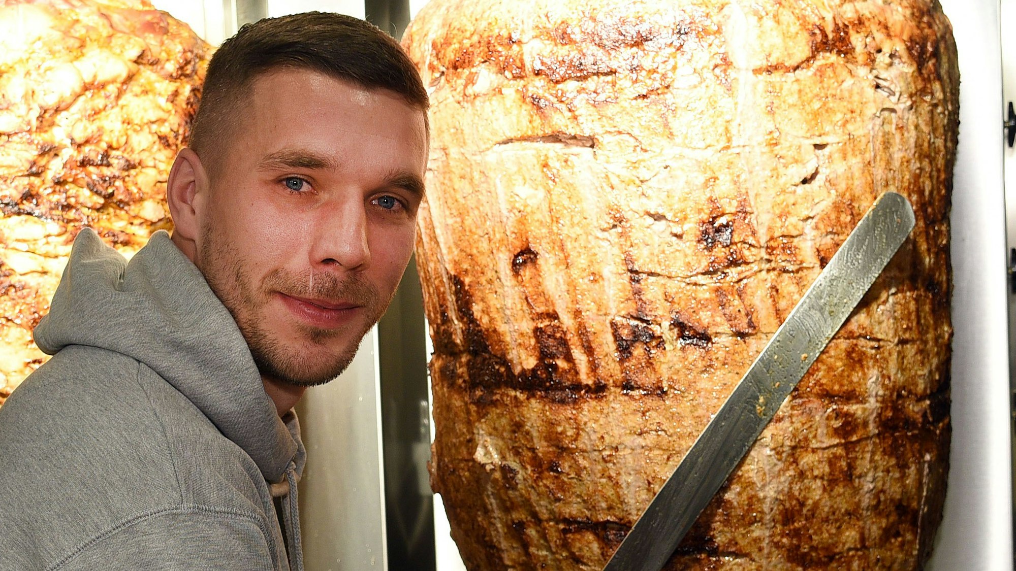 Fußball-Weltmeister Lukas Podolski bei der Eröffnung eines Döner-Ladens in Köln.