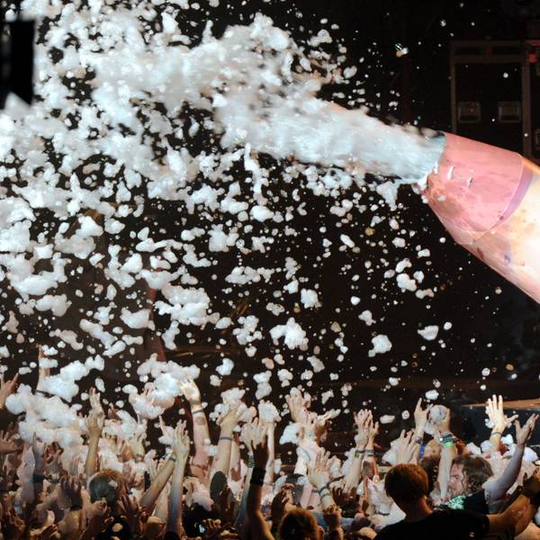 01.08.2013, Schleswig-Holstein, Wacken: Till Lindemann, Frontmann von Rammstein, bespritzt mit einer Schaumkanone das Publikum.