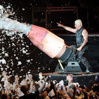 01.08.2013, Schleswig-Holstein, Wacken: Till Lindemann, Frontmann von Rammstein, bespritzt mit einer Schaumkanone das Publikum.