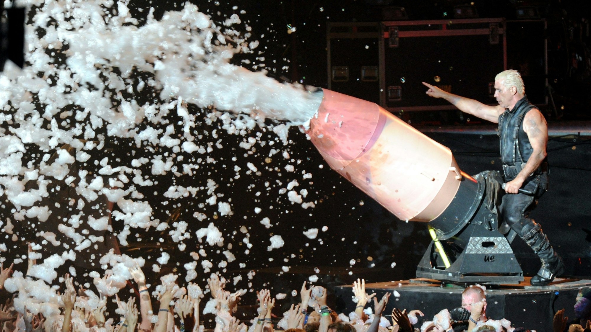 01.08.2013, Schleswig-Holstein, Wacken: Till Lindemann, Frontmann von Rammstein, bespritzt mit einer Schaumkanone das Publikum.