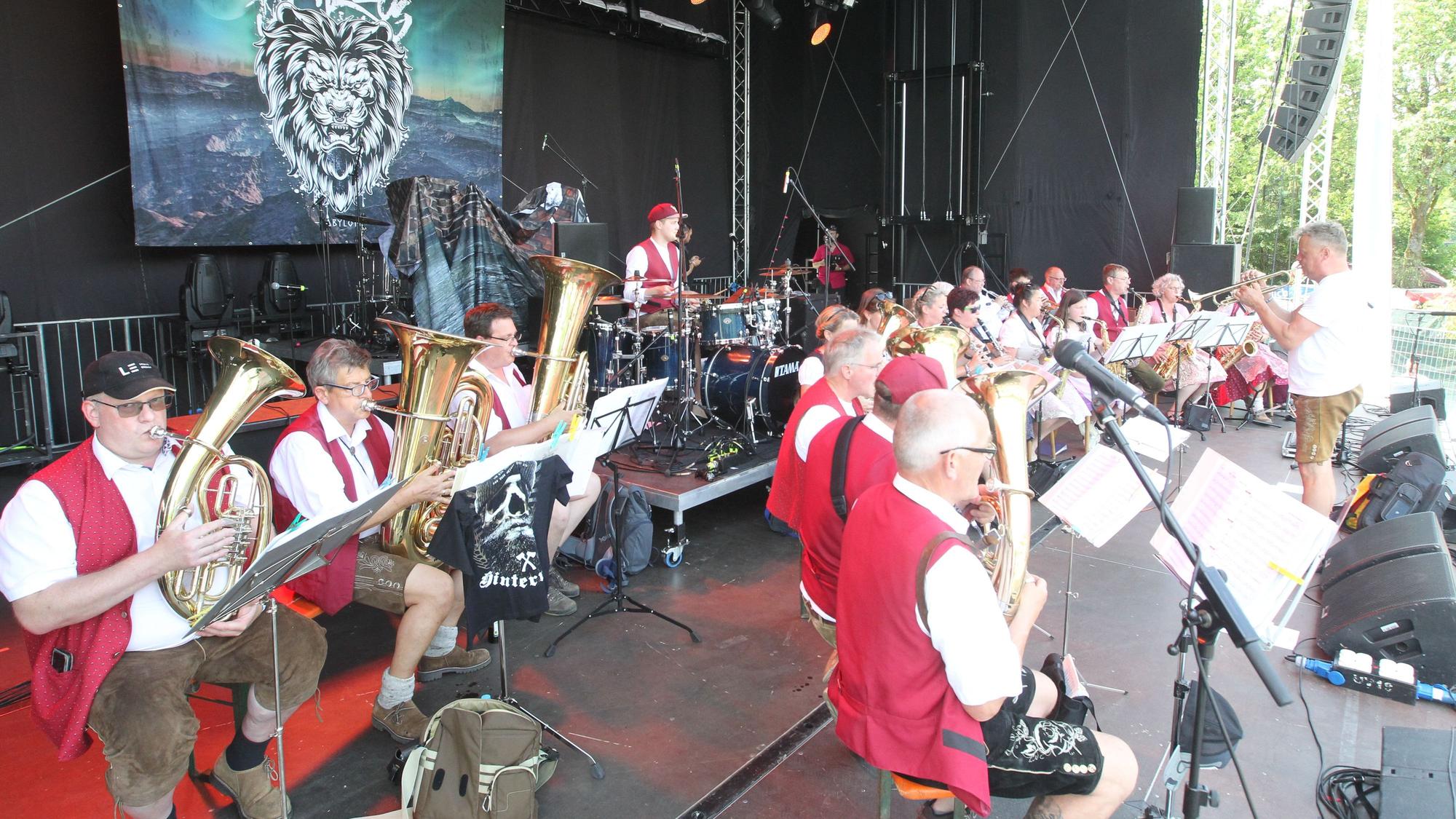 Eine Blaskapelle spielt auf einer Festival-Bühne.