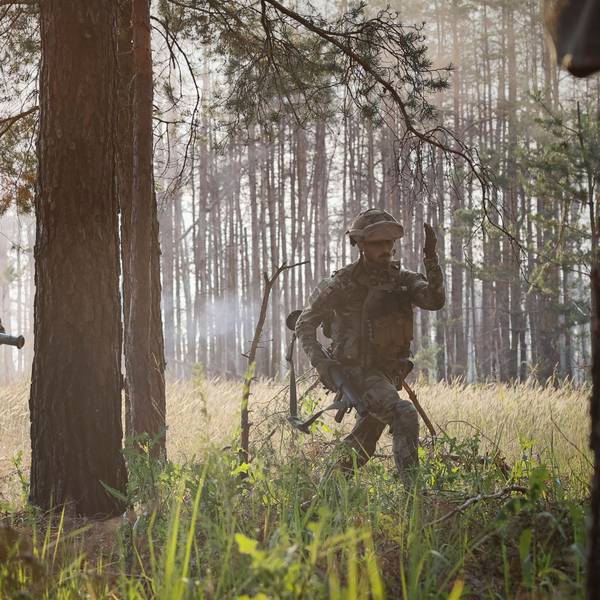 8. Juni 2023, Ukraine, Kreminna: Ukrainische Soldaten arbeiten während eines Kampfeinsatzes an der Frontlinie in der Nähe von Kreminna.