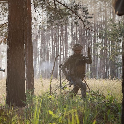 8. Juni 2023, Ukraine, Kreminna: Ukrainische Soldaten arbeiten während eines Kampfeinsatzes an der Frontlinie in der Nähe von Kreminna.