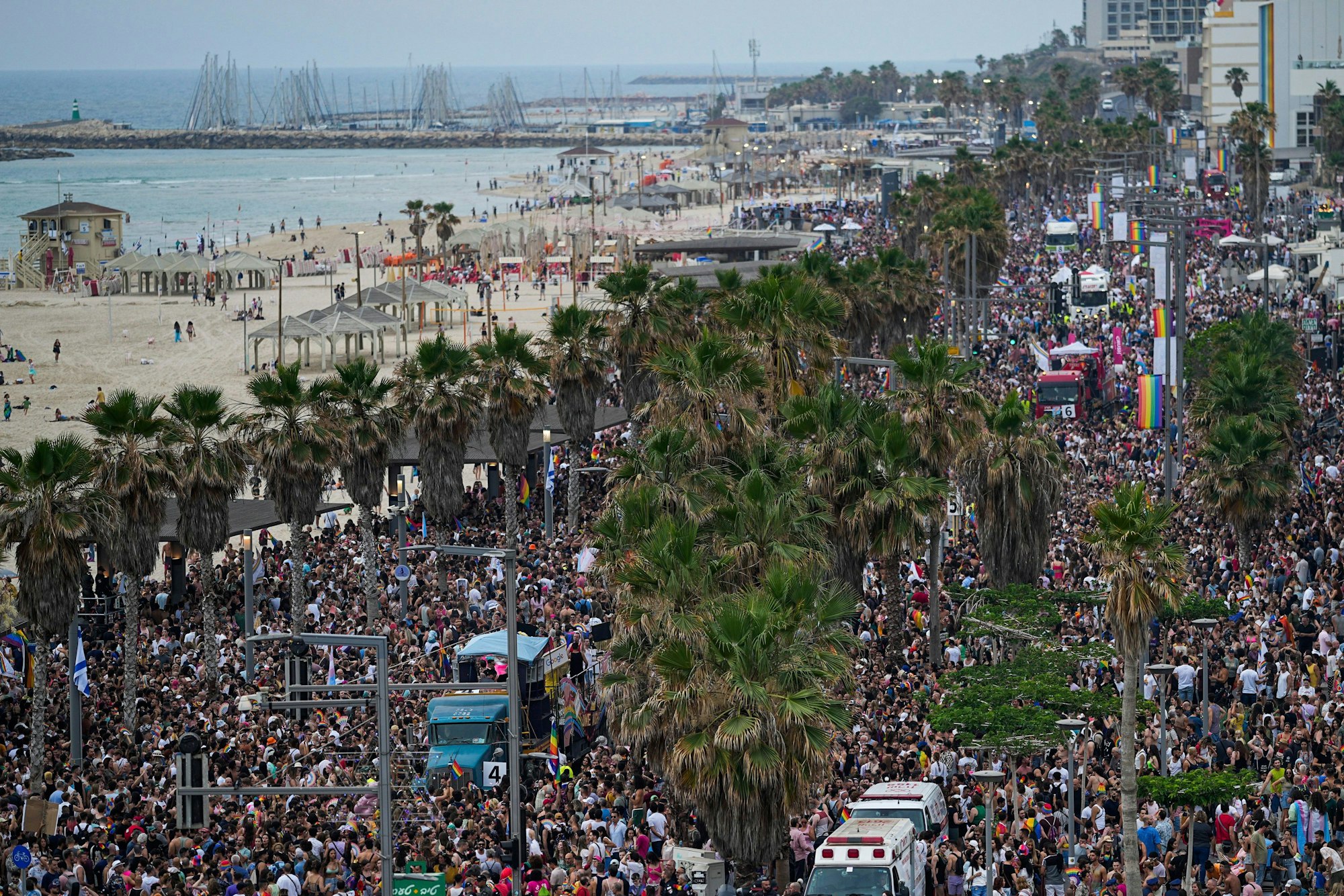 Teilnehmer und Teilnehmerinnen während der jährlichen Pride-Parade in Tel Aviv