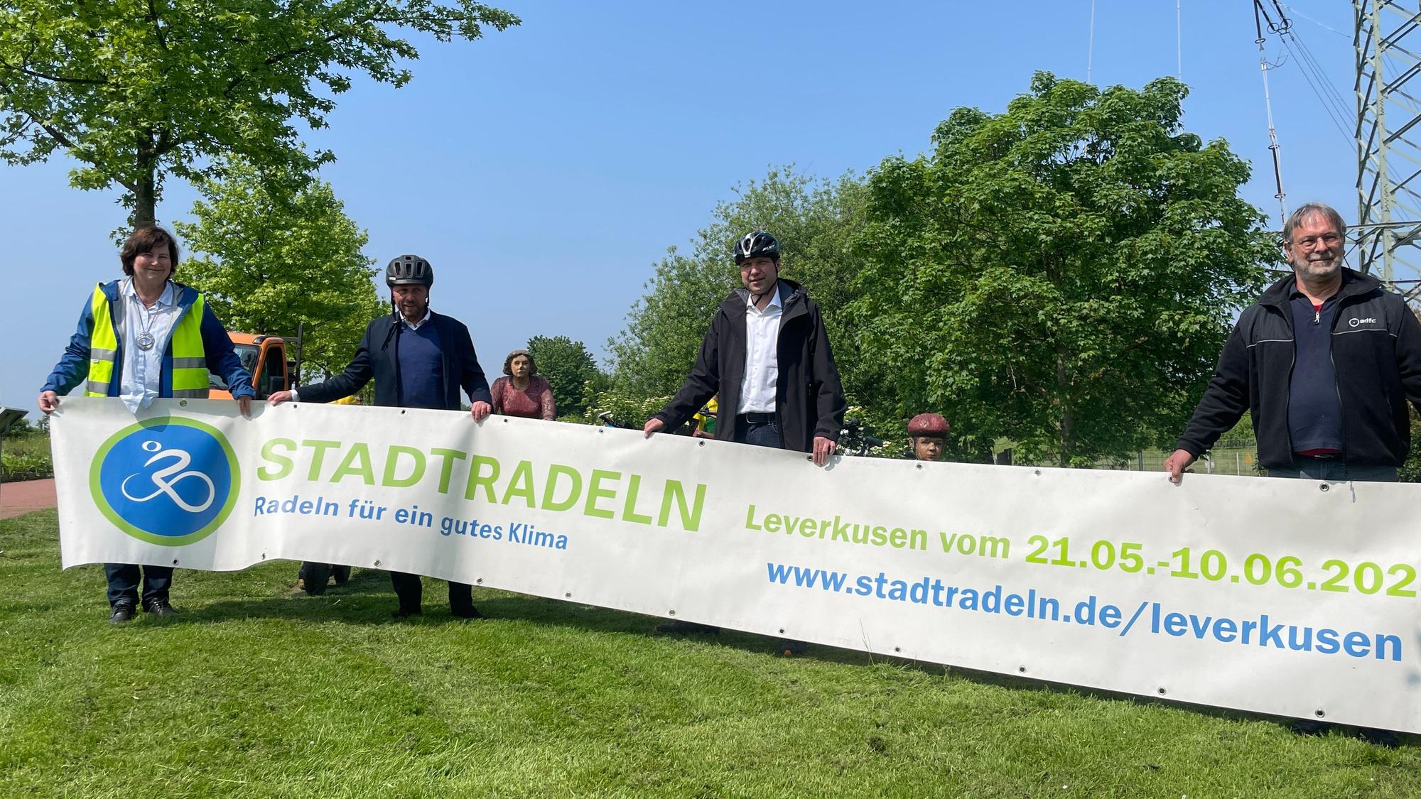Stadt und ADFC machen Werbung für Stadtradeln 2023 (v.l.n.r.): Fachbereichsleiterin Mobilität und Klimaschutz Christiane Jäger, OB Uwe Richrath, Umweltdezernent Alexander Lünenbach und Ulrich Rüdiger vom ADFC.