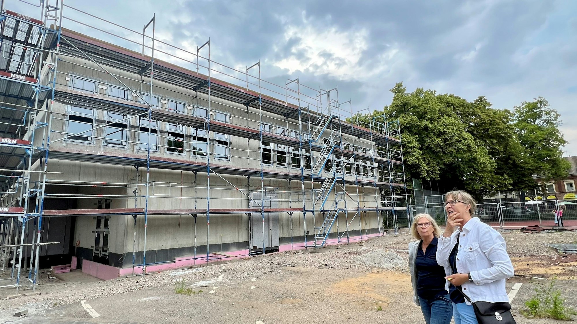 Baustelle Quartierstreff Alte Feuerwache Wiesdorf: Neubau Offene Ganztagsschule Dönhoffstraße, Projektleiterin Heike Kuhle-Folkmann (l.) und Maria Kümmel (Fachbereichsleiterin Gebäudewirtschaft)