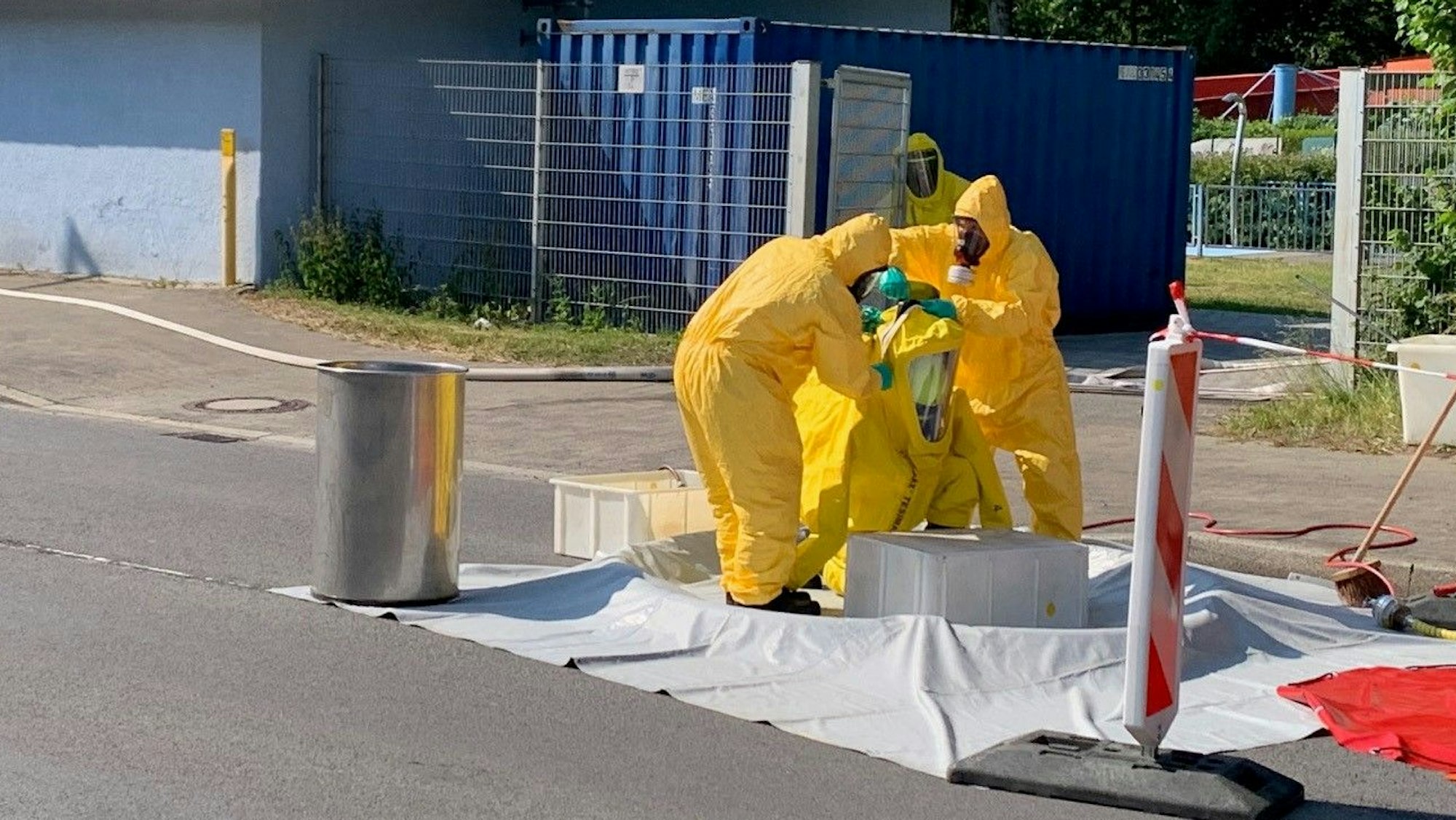 Mehrere Männer in gelben Uniformen sind bei einem Chlorgasaustritt in Einsatz.