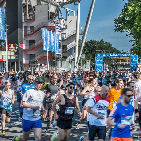 Schon jetzt haben sich mehr als 5000 Läuferinnen und Läufer für die Großveranstaltung in knapp einem Monat angemeldet, hier ein Bild vom Start an der Bismarckstraße aus dem Jahr 2022.
