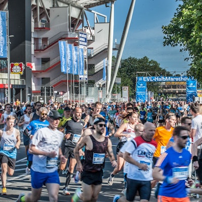 Schon jetzt haben sich mehr als 5000 Läuferinnen und Läufer für die Großveranstaltung in knapp einem Monat angemeldet, hier ein Bild vom Start an der Bismarckstraße aus dem Jahr 2022.