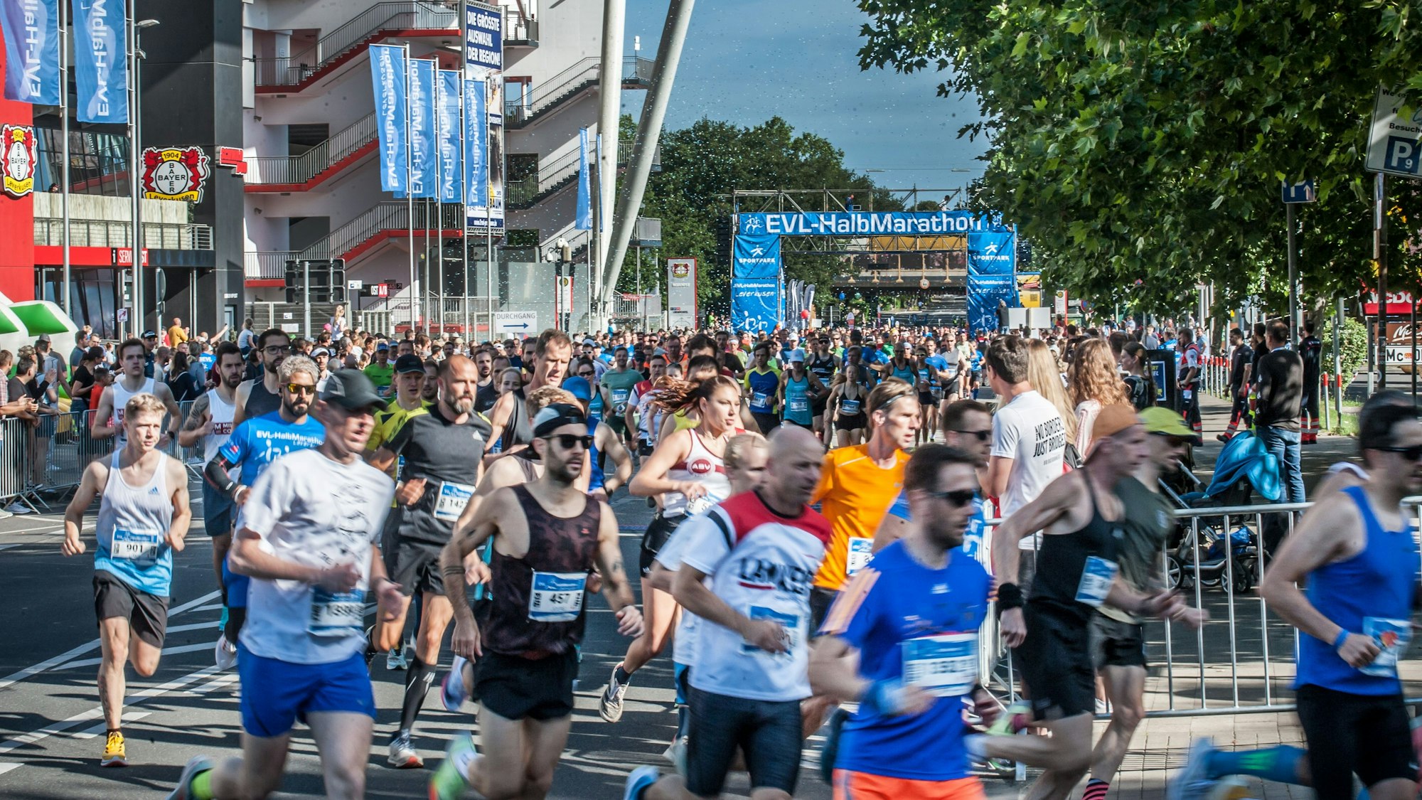 Schon jetzt haben sich mehr als 5000 Läuferinnen und Läufer für die Großveranstaltung in knapp einem Monat angemeldet, hier ein Bild vom Start an der Bismarckstraße aus dem Jahr 2022.
