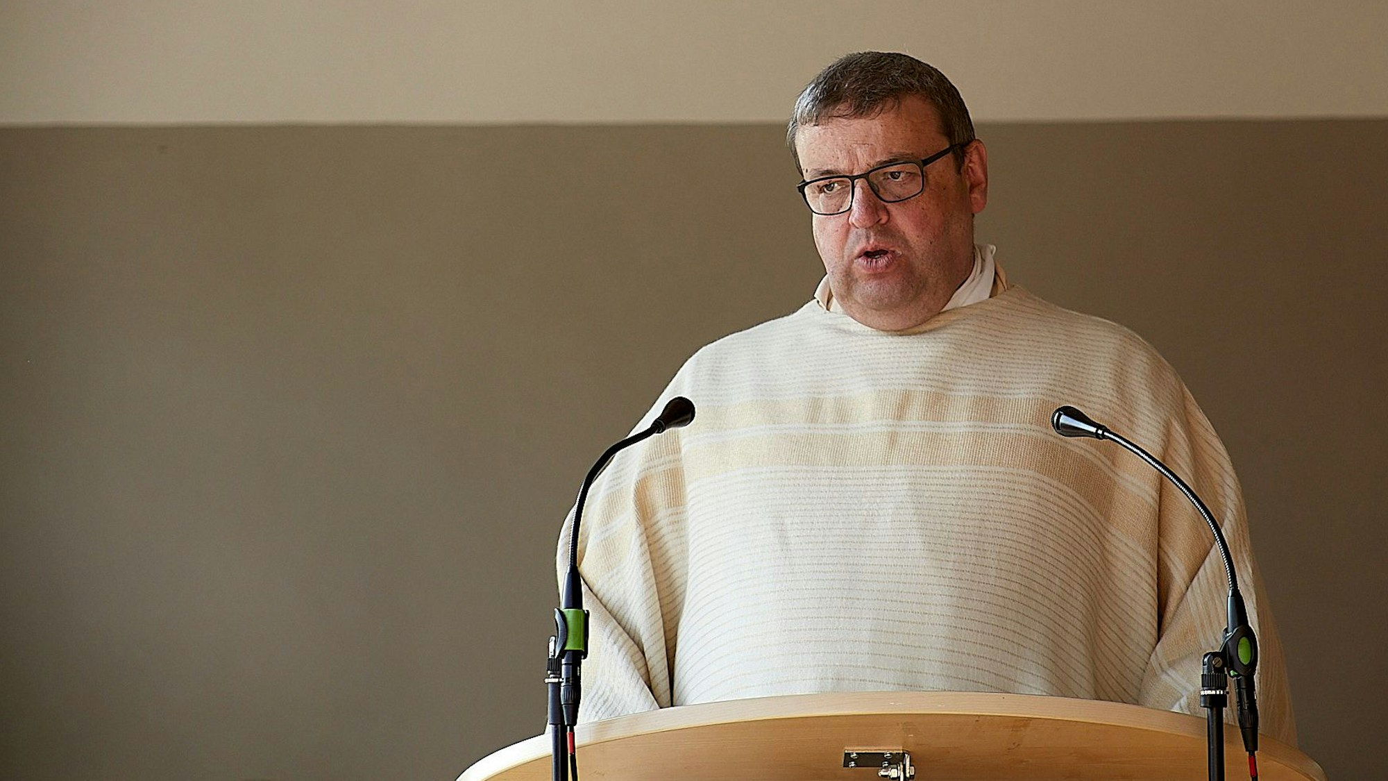 Pfarrer Georg Stoffels bei der Festmesse in Rurberg.
