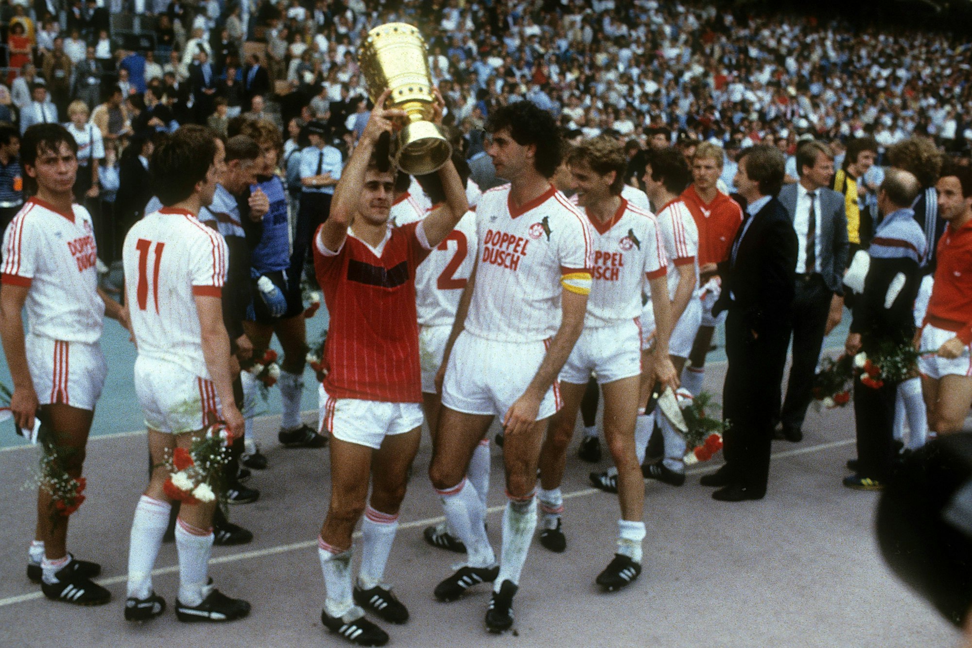 Bildnummer: 04880936 Datum: 11.06.1983 Copyright: imago/WEREK
Pierre Littbarski präsentiert die Trophäe, der 1. FC Köln ist DFB Pokalsieger 1982/1983; Vdia, quer, Sieg, Sieger, Pokal, Trophäe, Jubel, DFB Pokal 1982/1983, Pokalspiel, Finale, Pokalfinale, Köln Freude, Fußball Damen Mannschaft Deutschland Gruppenbild optimistisch Randmotiv Personen Objekte
Image number 04880936 date 11 06 1983 Copyright imago WEREK Pierre Littbarski presents The Trophy the 1 FC Cologne is DFB Cup Winners\u0026#39; Cup 1982 1983 Vdia horizontal Victory Winner Cup Trophy cheering DFB Cup 1982 1983 Cup tie Final Cup finals Cologne happiness Football women Team Germany Group photo optimistic Rand motive Human Beings Objects