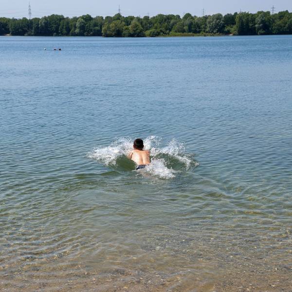 Ein Schwimmer springt in den Pescher See.