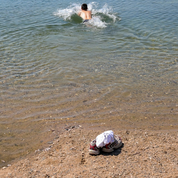 Ein Schwimmer springt in den Pescher See.