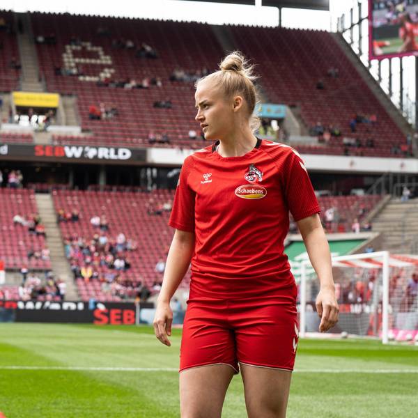 GER, 1.FFBL, 1.FC Koeln vs Eintracht Frankfurt / 23.04.2023, RheinEnergieSTADION, Koeln, GER, 1.FFBL, 1.FC Koeln vs Eintracht Frankfurt im Bild / picture shows Lena Uebach 1. FC Koeln, 27 beim Aufwärmen vor dem Spiel *** GER, 1 FFBL, 1 FC Koeln vs Eintracht Frankfurt 23 04 2023, RheinEnergieSTADION, Koeln, GER, 1 FFBL, 1 FC Koeln vs Eintracht Frankfurt in picture picture shows Lena Uebach 1 FC Koeln, 27 warming up before the match nordphotoxGmbHx/xChristianxSchulze nph000300
